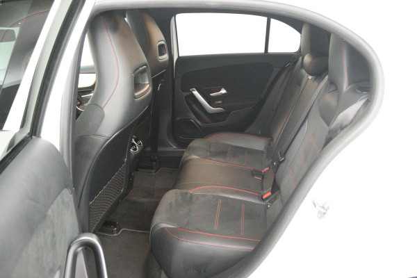 Mercedes-Benz A-Klasse 180 Business Solution AMG (SFEERVERLICHTING, ACHTERUITRIJCAMERA, STOELVERWARMING, NAVIGATIE, SENSOREN)