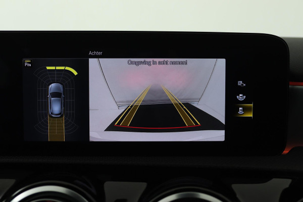 Mercedes-Benz A-Klasse 180 Business Solution AMG (SFEERVERLICHTING, ACHTERUITRIJCAMERA, STOELVERWARMING, NAVIGATIE, SENSOREN)