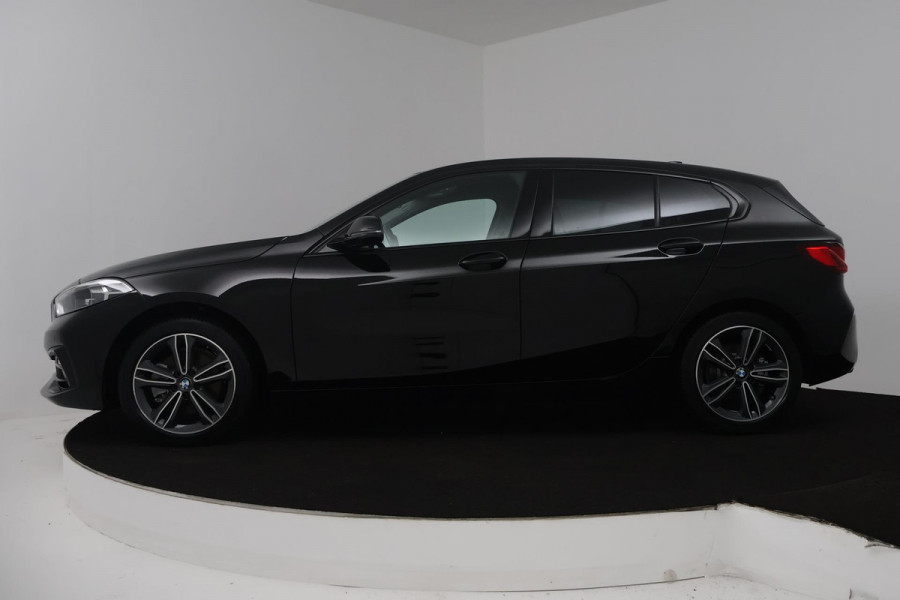 BMW 1-serie 118i Executive Edition (SFEERVERLICHTING, DIGITALE COCKPIT, NAVIGATIE, PARKEERSENSOREN, CRUISE CONTROL)