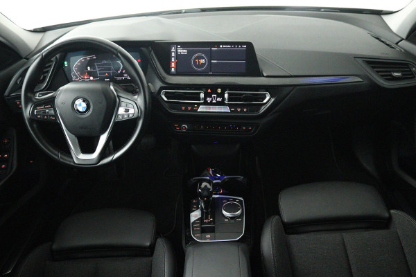BMW 1-serie 118i Executive Edition (SFEERVERLICHTING, DIGITALE COCKPIT, NAVIGATIE, PARKEERSENSOREN, CRUISE CONTROL)