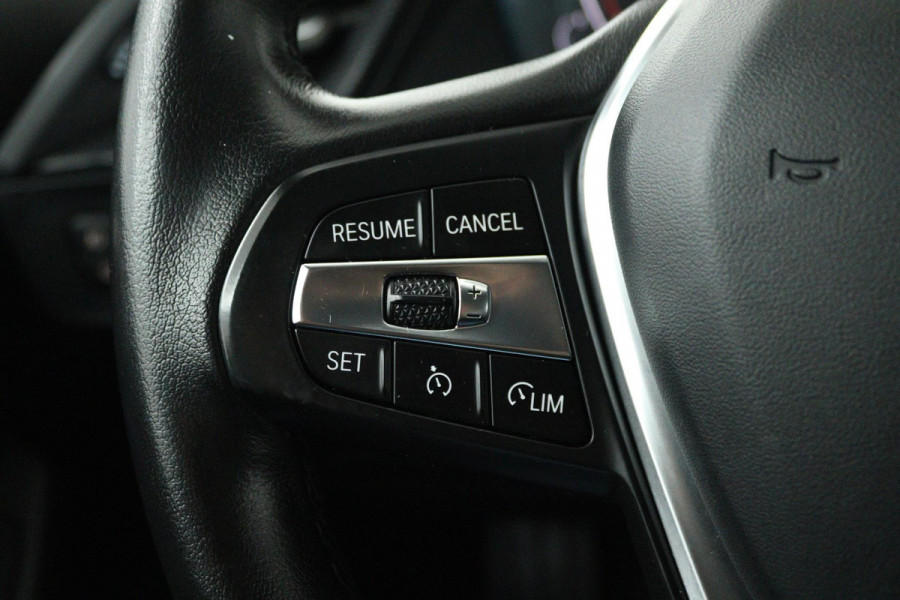 BMW 1-serie 118i Executive Edition (SFEERVERLICHTING, DIGITALE COCKPIT, NAVIGATIE, PARKEERSENSOREN, CRUISE CONTROL)