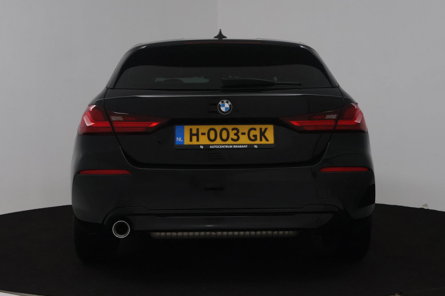 BMW 1-serie 118i Executive Edition (SFEERVERLICHTING, DIGITALE COCKPIT, NAVIGATIE, PARKEERSENSOREN, CRUISE CONTROL)