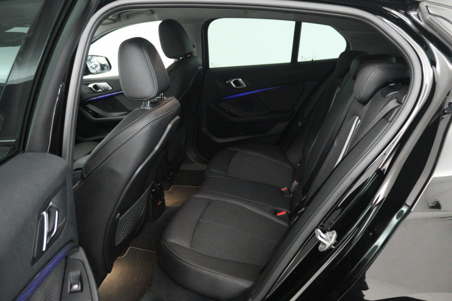 BMW 1-serie 118i Executive Edition (SFEERVERLICHTING, DIGITALE COCKPIT, NAVIGATIE, PARKEERSENSOREN, CRUISE CONTROL)