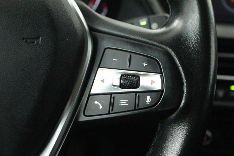 BMW 1-serie 118i Executive Edition (SFEERVERLICHTING, DIGITALE COCKPIT, NAVIGATIE, PARKEERSENSOREN, CRUISE CONTROL)