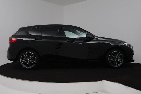 BMW 1-serie 118i Executive Edition (SFEERVERLICHTING, DIGITALE COCKPIT, NAVIGATIE, PARKEERSENSOREN, CRUISE CONTROL)