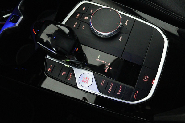 BMW 1-serie 118i Executive Edition (SFEERVERLICHTING, DIGITALE COCKPIT, NAVIGATIE, PARKEERSENSOREN, CRUISE CONTROL)