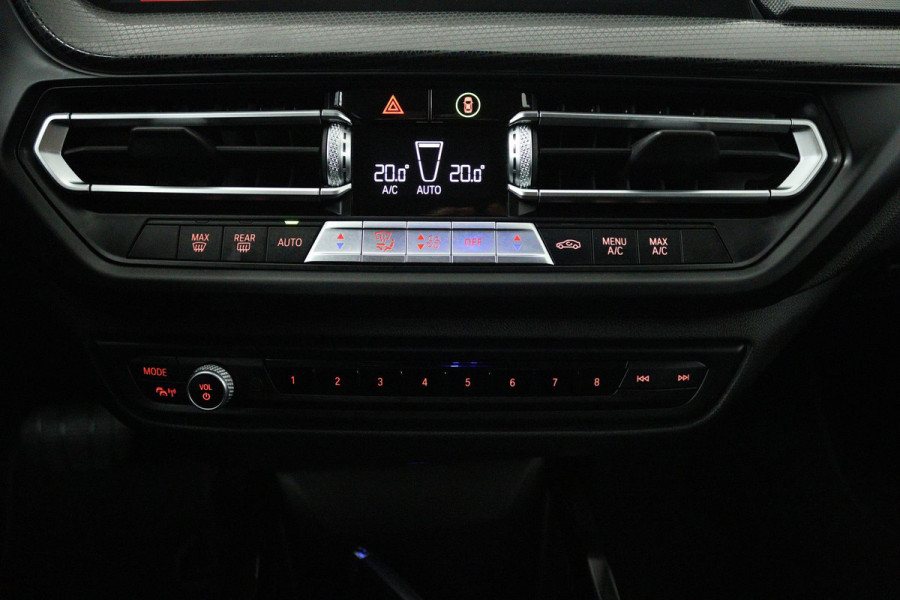 BMW 1-serie 118i Executive Edition (SFEERVERLICHTING, DIGITALE COCKPIT, NAVIGATIE, PARKEERSENSOREN, CRUISE CONTROL)