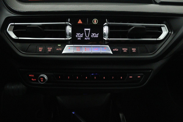 BMW 1-serie 118i Executive Edition (SFEERVERLICHTING, DIGITALE COCKPIT, NAVIGATIE, PARKEERSENSOREN, CRUISE CONTROL)
