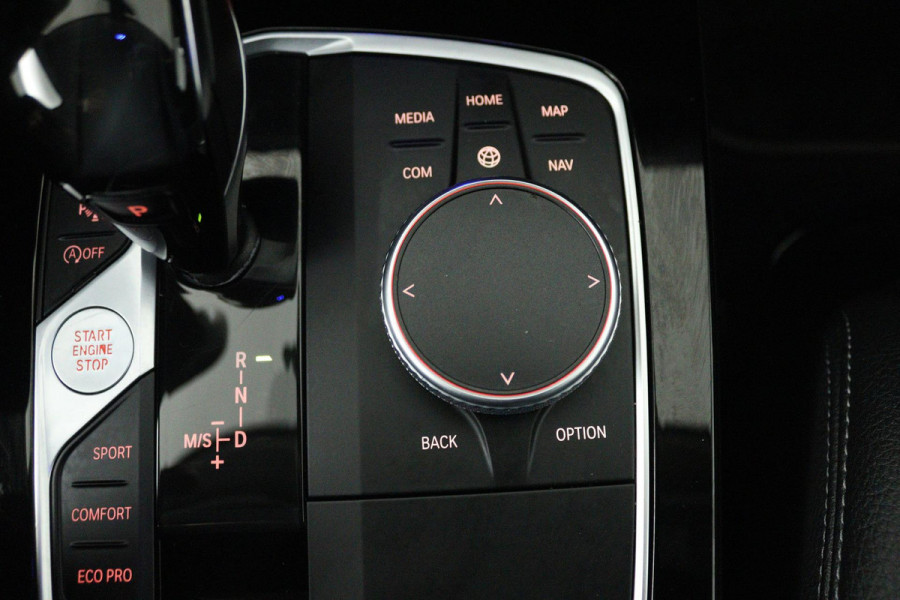 BMW 1-serie 118i Executive Edition (SFEERVERLICHTING, DIGITALE COCKPIT, NAVIGATIE, PARKEERSENSOREN, CRUISE CONTROL)