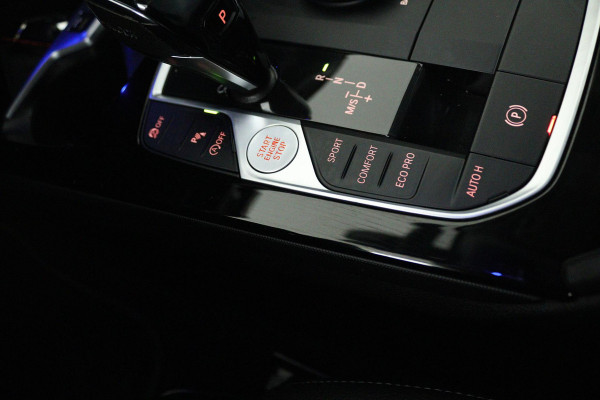 BMW 1-serie 118i Executive Edition (SFEERVERLICHTING, DIGITALE COCKPIT, NAVIGATIE, PARKEERSENSOREN, CRUISE CONTROL)