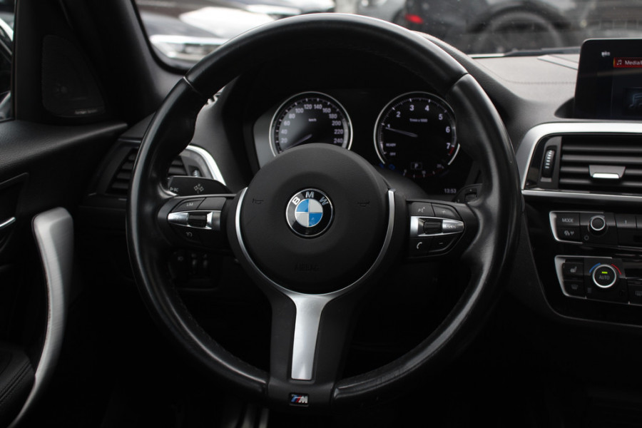 BMW 1-serie 118i Edition M Sport Shadow High Exe. / Leder / Navigatie / Parkeerhulp achter / Keyless / 18'' / Getint glas / Stoelverwarming / Cruise Control