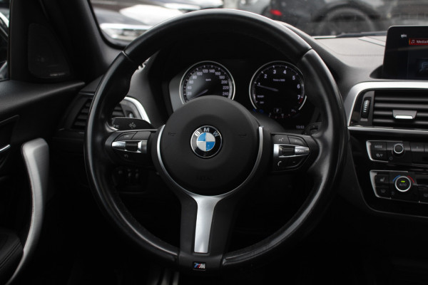 BMW 1-serie 118i Edition M Sport Shadow High Exe. / Leder / Navigatie / Parkeerhulp achter / Keyless / 18'' / Getint glas / Stoelverwarming / Cruise Control