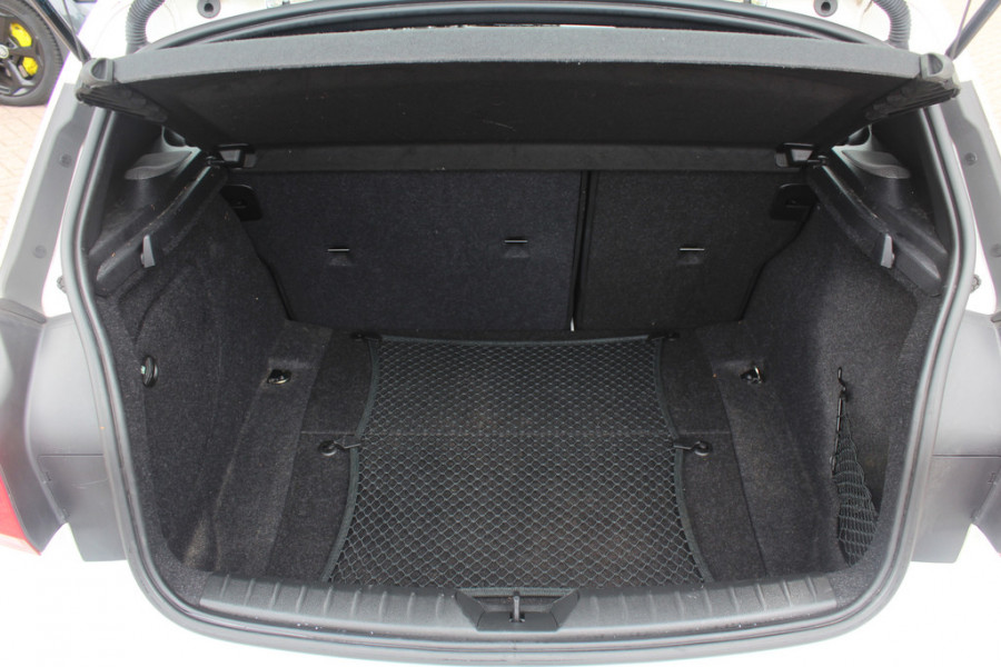 BMW 1-serie 118i Edition M Sport Shadow High Exe. / Leder / Navigatie / Parkeerhulp achter / Keyless / 18'' / Getint glas / Stoelverwarming / Cruise Control