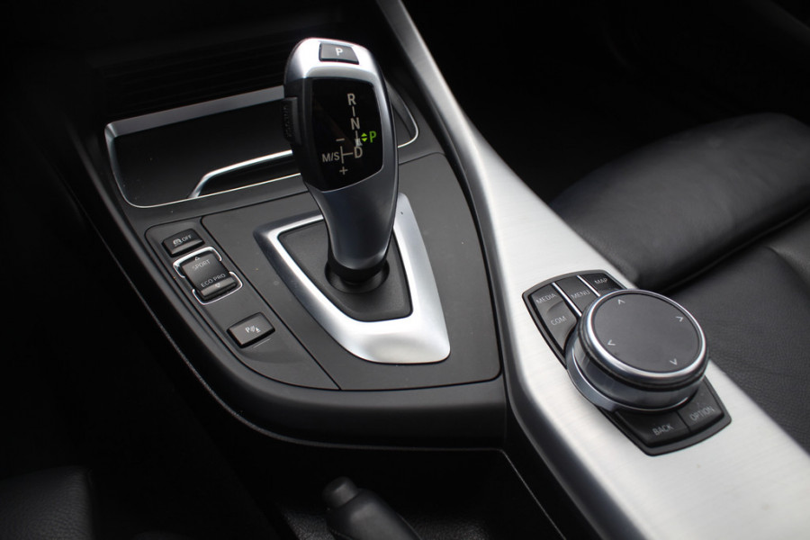 BMW 1-serie 118i Edition M Sport Shadow High Exe. / Leder / Navigatie / Parkeerhulp achter / Keyless / 18'' / Getint glas / Stoelverwarming / Cruise Control