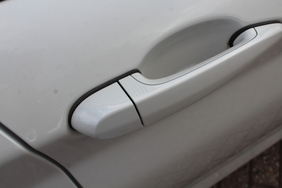 BMW 1-serie 118i Edition M Sport Shadow High Exe. / Leder / Navigatie / Parkeerhulp achter / Keyless / 18'' / Getint glas / Stoelverwarming / Cruise Control