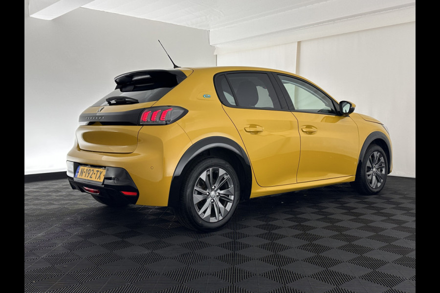 Peugeot e-208 EV Allure Pack 50 kWh (3-Fase-11kW) {SOH-89%} Aut.*HEATPUMP | LEATHER-FABRIC | FULL-LED | DIGI-COCKPIT | BLINDSPOT | CAMERA | AMBIENTLIGHT | NAVI-FULLMAP | LANE-ASSIST | KEYLESS | DAB | PRIVACYGLASS | HEATED-SPORTSEATS | CARPLAY | 16"ALU