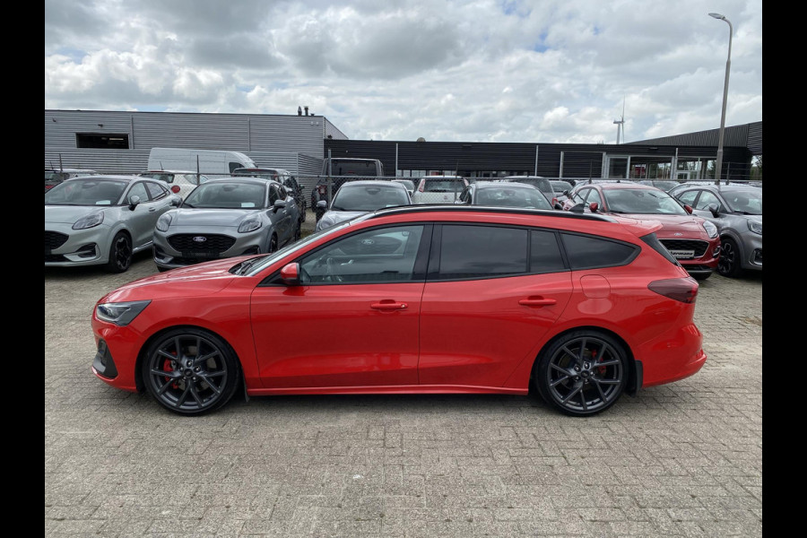 Ford FOCUS Wagon 2.3 EcoBoost ST-X Automaat 280pk! | Panoramadak | Afneembare trekhaak | Winter Pack | Standkachel | AGR-stoelen | Bang&Olufsen | Elektrische achterklep | Head up Display | Matrix LED