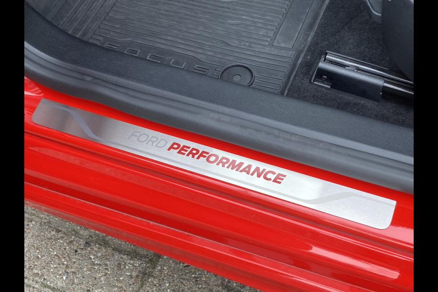 Ford FOCUS Wagon 2.3 EcoBoost ST-X Automaat 280pk! | Panoramadak | Afneembare trekhaak | Winter Pack | Standkachel | AGR-stoelen | Bang&Olufsen | Elektrische achterklep | Head up Display | Matrix LED