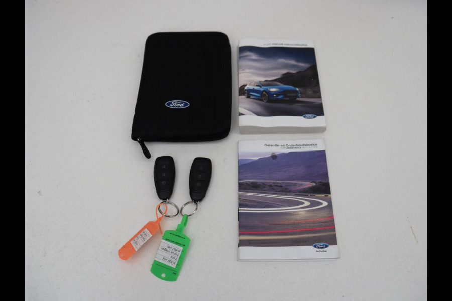 Ford Focus 1.0 EcoBoost Hybrid Titanium X | Stoelverwarming | Camera | Carplay | Digital Cockpit | Stuurverwarming | Keyless | Full LED | Parkeerhulp | Climate control | Cruise control