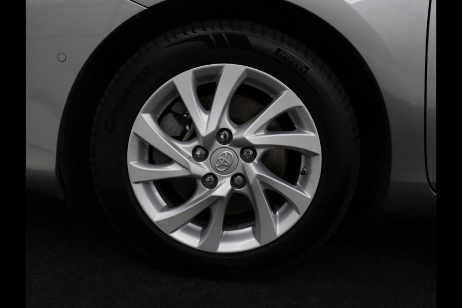 Toyota Auris 1.8 Hybrid Executive | Stoelverwarming | Half leder | Navigatie | Keyless | Climate control | Cruise control | Parkeerhulp