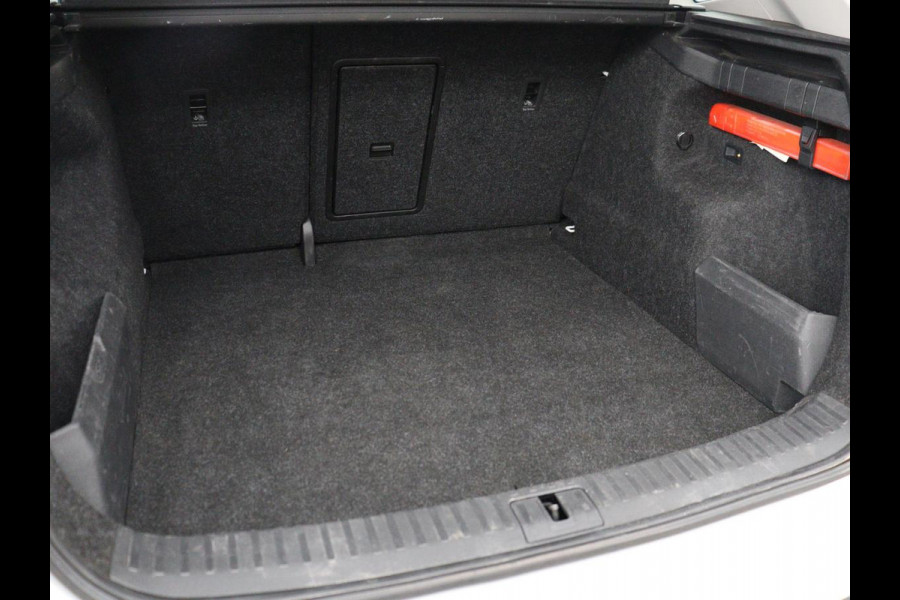 Škoda ENYAQ iV 60 | SOH 92% | Trekhaak | Half leder | Sfeerverlichting | Carplay | Navigatie | 19'' | Cruise control | Parkeerhulp | Full LED