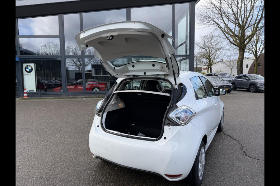 Renault ZOE R90 Life 41 kWh KOOPACCU | SOH 99% | 3-FASE LADER | RENAULT DEALER ONDERHOUDEN | NAVIGATIE | PARKEERSENSOREN | ORIGINEEL NL AUTO (NAP) | CLIMATE CONTROL | RIJKLAAR GELEVERD MET 12 MND BOVAG GARANTIE |