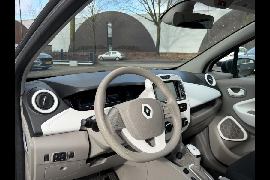 Renault ZOE R90 Life 41 kWh KOOPACCU | SOH 99% | 3-FASE LADER | RENAULT DEALER ONDERHOUDEN | NAVIGATIE | PARKEERSENSOREN | ORIGINEEL NL AUTO (NAP) | CLIMATE CONTROL | RIJKLAAR GELEVERD MET 12 MND BOVAG GARANTIE |