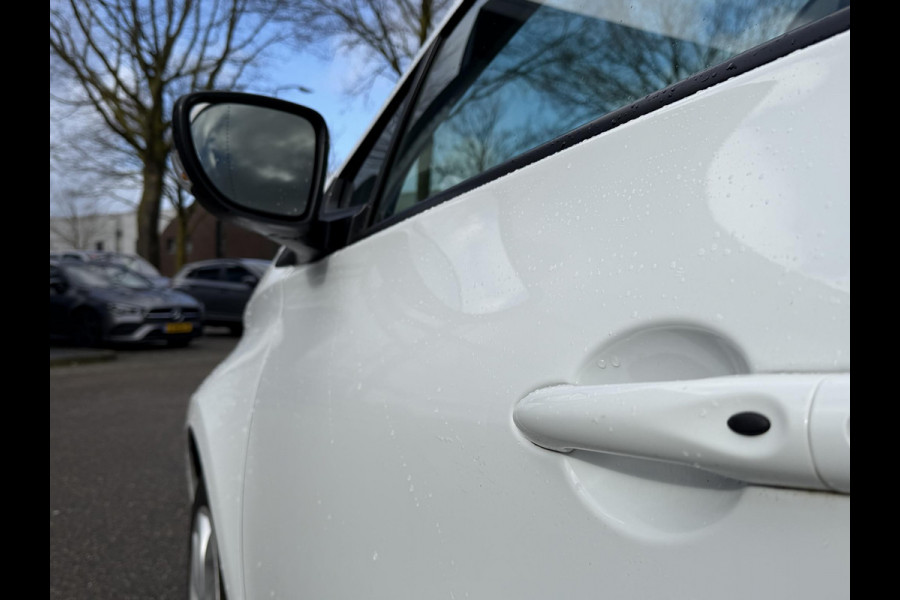 Renault ZOE R90 Life 41 kWh KOOPACCU | SOH 99% | 3-FASE LADER | RENAULT DEALER ONDERHOUDEN | NAVIGATIE | PARKEERSENSOREN | ORIGINEEL NL AUTO (NAP) | CLIMATE CONTROL | RIJKLAAR GELEVERD MET 12 MND BOVAG GARANTIE |