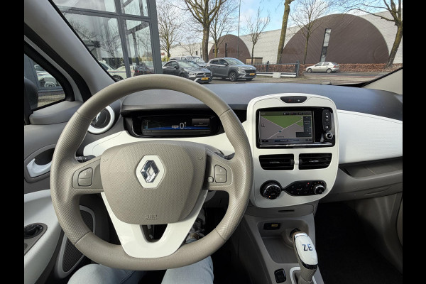 Renault ZOE R90 Life 41 kWh KOOPACCU | SOH 99% | 3-FASE LADER | RENAULT DEALER ONDERHOUDEN | NAVIGATIE | PARKEERSENSOREN | ORIGINEEL NL AUTO (NAP) | CLIMATE CONTROL | RIJKLAAR GELEVERD MET 12 MND BOVAG GARANTIE |