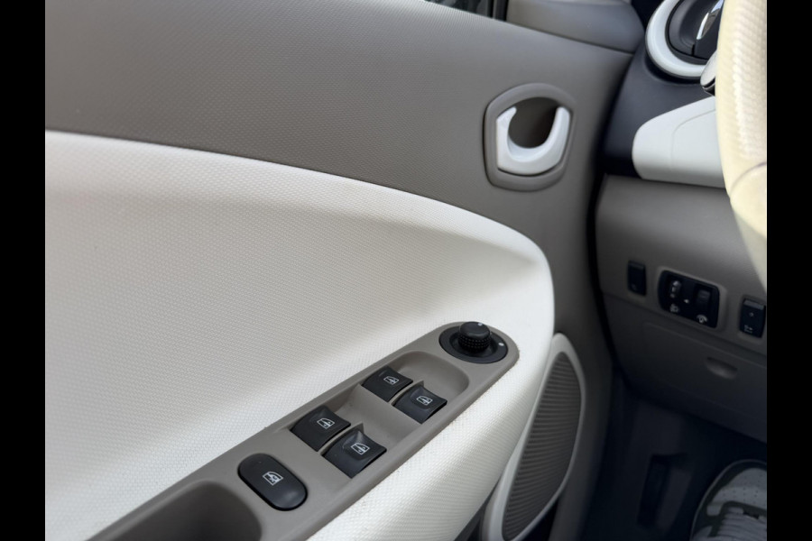 Renault ZOE R90 Life 41 kWh KOOPACCU | SOH 99% | 3-FASE LADER | RENAULT DEALER ONDERHOUDEN | NAVIGATIE | PARKEERSENSOREN | ORIGINEEL NL AUTO (NAP) | CLIMATE CONTROL | RIJKLAAR GELEVERD MET 12 MND BOVAG GARANTIE |