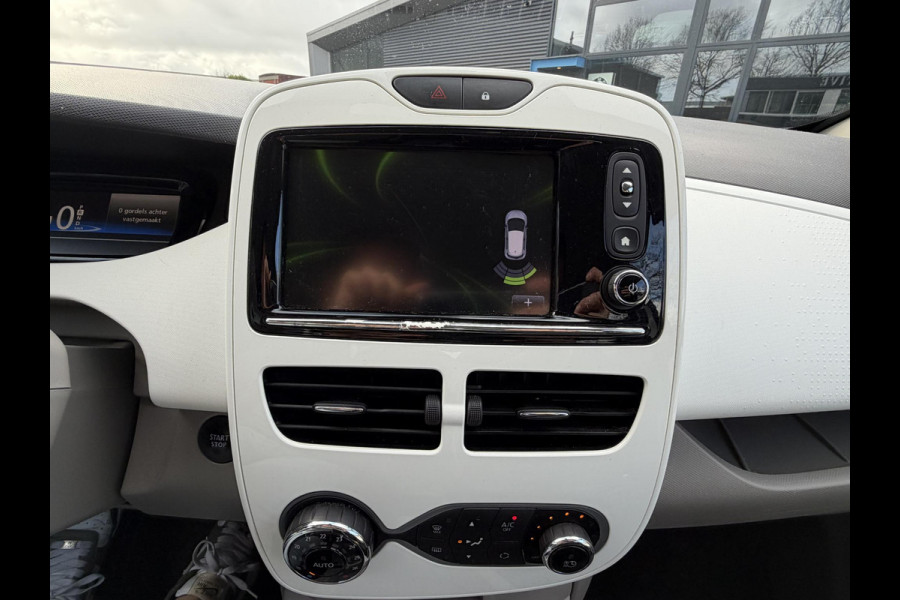 Renault ZOE R90 Life 41 kWh KOOPACCU | SOH 99% | 3-FASE LADER | RENAULT DEALER ONDERHOUDEN | NAVIGATIE | PARKEERSENSOREN | ORIGINEEL NL AUTO (NAP) | CLIMATE CONTROL | RIJKLAAR GELEVERD MET 12 MND BOVAG GARANTIE |