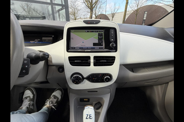 Renault ZOE R90 Life 41 kWh KOOPACCU | SOH 99% | 3-FASE LADER | RENAULT DEALER ONDERHOUDEN | NAVIGATIE | PARKEERSENSOREN | ORIGINEEL NL AUTO (NAP) | CLIMATE CONTROL | RIJKLAAR GELEVERD MET 12 MND BOVAG GARANTIE |