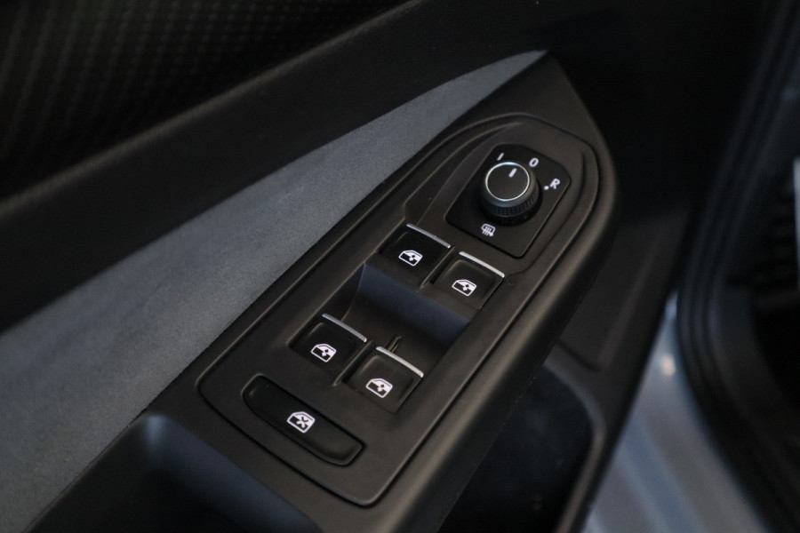 Volkswagen Golf 1.5 eTSI R-Line Business Full-led Navigatie Adaptive-Cruise