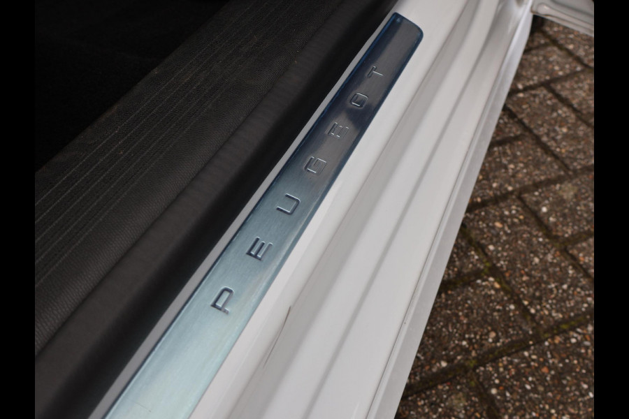 Peugeot E-308 FIRST EDITION GT EV 54 KWH + STUUR/STOELVERW. | ADAPTIVE CRUISE | CARPLAY | STANDKACHEL | CAMERA