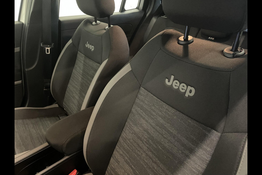 Jeep Avenger Longitude Automaat 54 kWh Navigatie Apple Carplay/Android Auto Climate Control Cruise Control Lichtmetalen Velgen Dab Keyless Parkeer Sensoren