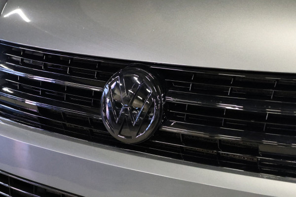 Volkswagen Transporter 2.0 TDI DSG L2H1 204 PK DC Highline | ACC | Bi-Xenon | Navigatie | CarPlay | Dubbel cabine | Middenconsole | Trekhaak | NAP Logisch | Nieuwe APK