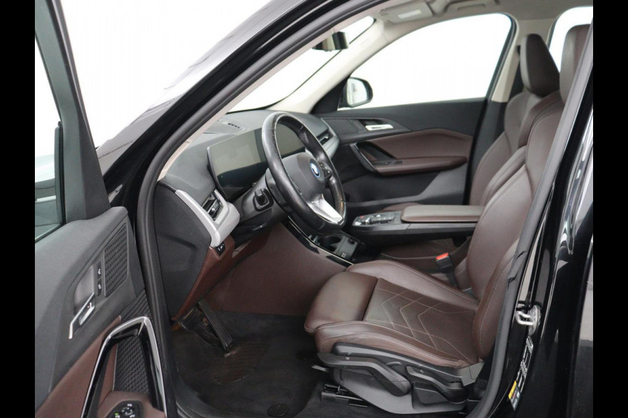 BMW X1 xDrive25e | Leder | Sportstoelen | Carplay | Adaptief LED | Keyless | Camera | Park Assist | Live Cockpit | Climate control | Navigatie | PHEV | Plug In | SOH 92%