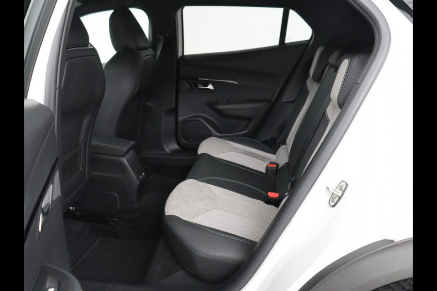 Peugeot e-2008 EV GT 50 kWh | SOH 91% | 3 Fase | Stoelverwarming | Leder/Alcantara | Adaptive cruise | Keyless | Navigatie | Carplay | Full LED