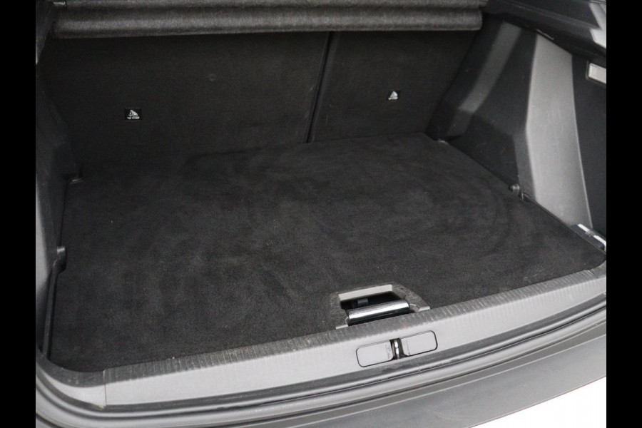 Peugeot e-2008 EV GT 50 kWh | SOH 91% | 3 Fase | Stoelverwarming | Leder/Alcantara | Adaptive cruise | Keyless | Navigatie | Carplay | Full LED