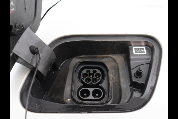 Peugeot e-2008 EV GT 50 kWh | SOH 91% | 3 Fase | Stoelverwarming | Leder/Alcantara | Adaptive cruise | Keyless | Navigatie | Carplay | Full LED