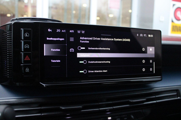 Lancia Ypsilon EDIZIONE CASSINA LIMITATA 156PK 51 kWh | WARMTEPOMP! | 3-FASE! | DRAADLOOS APPLE CARPLAY/ANDROID AUTO | DRAADLOOS TELEFOONLADER | CAMERA VOOR + ACHTER | KEYLESS ENTRY/START | DODEHOEK DETECTIE | ELEKTRISCH BEDIENBARE BESTUUDERSSTOEL MET MASSAGE FUNCTIE | ADAPTIVE CRUISE CONTROL | STOEL VERWARMING | NAVIGATIE | DAB+ RADIO |