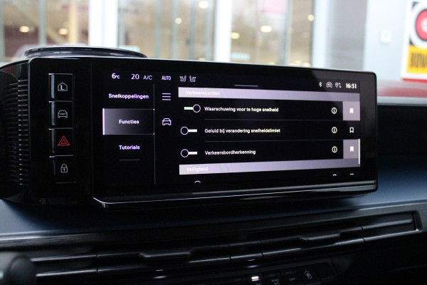 Lancia Ypsilon EDIZIONE CASSINA LIMITATA 156PK 51 kWh | WARMTEPOMP! | 3-FASE! | DRAADLOOS APPLE CARPLAY/ANDROID AUTO | DRAADLOOS TELEFOONLADER | CAMERA VOOR + ACHTER | KEYLESS ENTRY/START | DODEHOEK DETECTIE | ELEKTRISCH BEDIENBARE BESTUUDERSSTOEL MET MASSAGE FUNCTIE | ADAPTIVE CRUISE CONTROL | STOEL VERWARMING | NAVIGATIE | DAB+ RADIO |