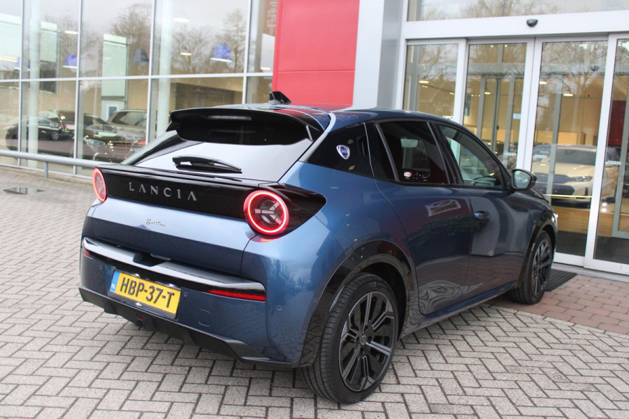 Lancia Ypsilon EDIZIONE CASSINA LIMITATA 156PK 51 kWh | WARMTEPOMP! | 3-FASE! | DRAADLOOS APPLE CARPLAY/ANDROID AUTO | DRAADLOOS TELEFOONLADER | CAMERA VOOR + ACHTER | KEYLESS ENTRY/START | DODEHOEK DETECTIE | ELEKTRISCH BEDIENBARE BESTUUDERSSTOEL MET MASSAGE FUNCTIE | ADAPTIVE CRUISE CONTROL | STOEL VERWARMING | NAVIGATIE | DAB+ RADIO |