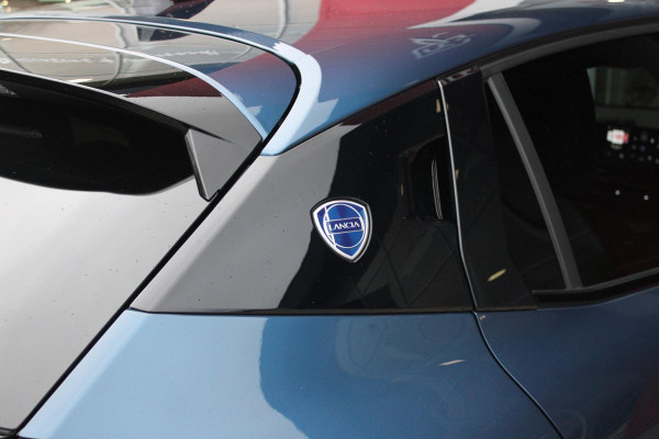 Lancia Ypsilon EDIZIONE CASSINA LIMITATA 156PK 51 kWh | WARMTEPOMP! | 3-FASE! | DRAADLOOS APPLE CARPLAY/ANDROID AUTO | DRAADLOOS TELEFOONLADER | CAMERA VOOR + ACHTER | KEYLESS ENTRY/START | DODEHOEK DETECTIE | ELEKTRISCH BEDIENBARE BESTUUDERSSTOEL MET MASSAGE FUNCTIE | ADAPTIVE CRUISE CONTROL | STOEL VERWARMING | NAVIGATIE | DAB+ RADIO |