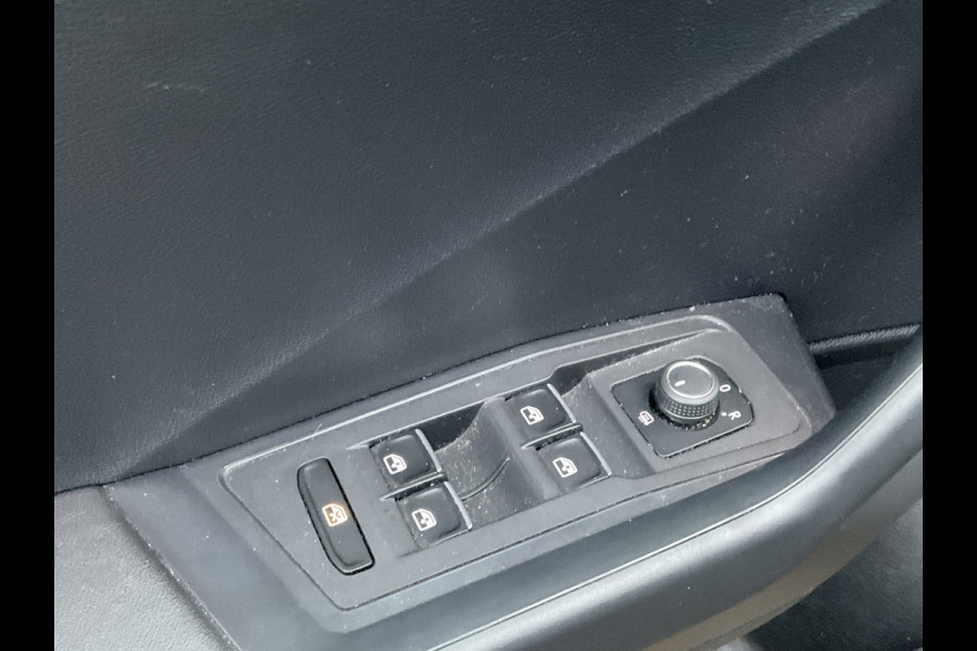 Volkswagen T-Roc 1.5 TSI R-Line Automaat Trekhaak Carplay Adap.Cruise Keyless Led NL-Auto Hoogzitter!