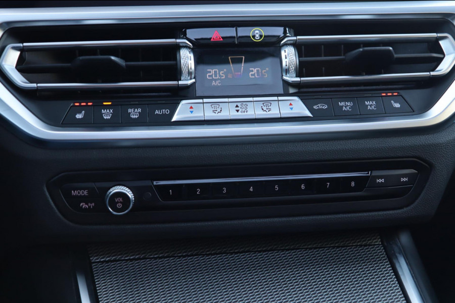 BMW 3 Serie Touring 330e M Sport / PANO / LIVE COCKPIT / CAMERA / DEALER SERVICE / STOELVERW