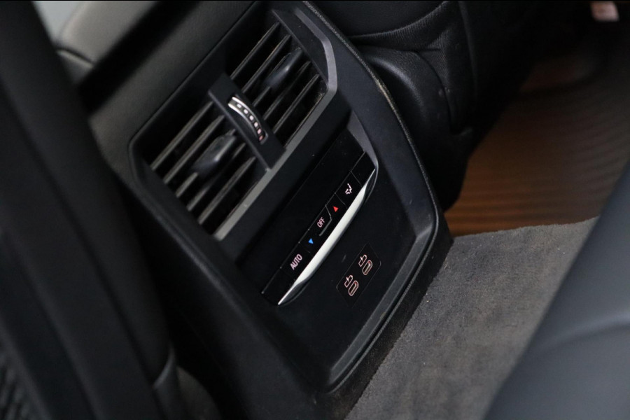 BMW 3 Serie Touring 330e M Sport / PANO / LIVE COCKPIT / CAMERA / DEALER SERVICE / STOELVERW