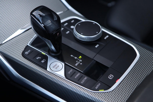 BMW 3 Serie Touring 330e M Sport / PANO / LIVE COCKPIT / CAMERA / DEALER SERVICE / STOELVERW