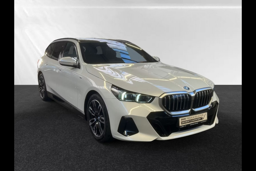BMW 5 Serie Touring 530e M Sport ** LED, NAVI+, LEDER/ALC, PANORAMA, TREKH, H&K SOUND, 19-inch LMV ** 1e EIG - Ex BMW-AG ** ** INFORMEER OOK NAAR ONZE AANTREKKELIJKE FINANCIAL-LEASE TARIEVEN **
