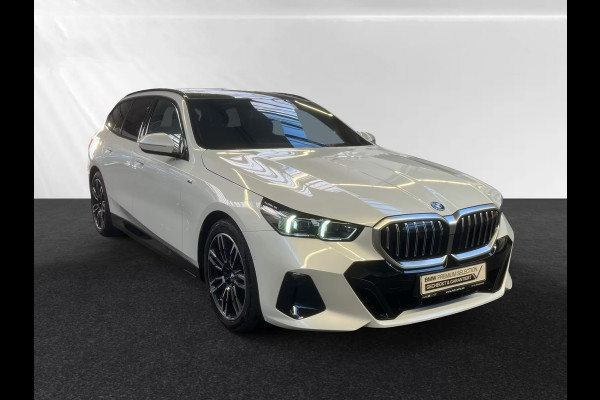BMW 5 Serie Touring 530e M Sport ** LED, NAVI+, LEDER/ALC, PANORAMA, TREKH, H&K SOUND, 19-inch LMV ** 1e EIG - Ex BMW-AG ** ** INFORMEER OOK NAAR ONZE AANTREKKELIJKE FINANCIAL-LEASE TARIEVEN **